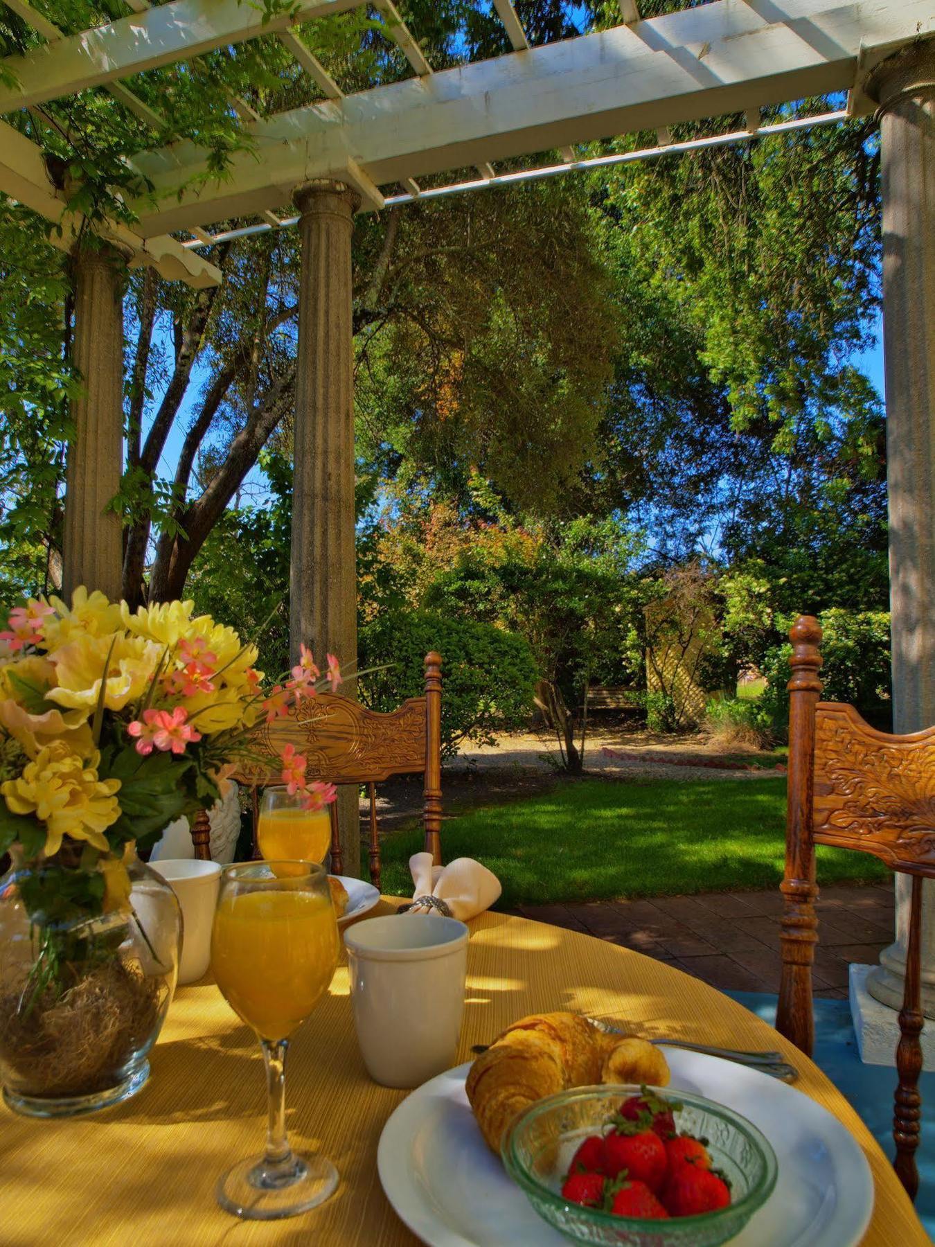 Shady Oaks Country Inn St. Helena Restaurant foto