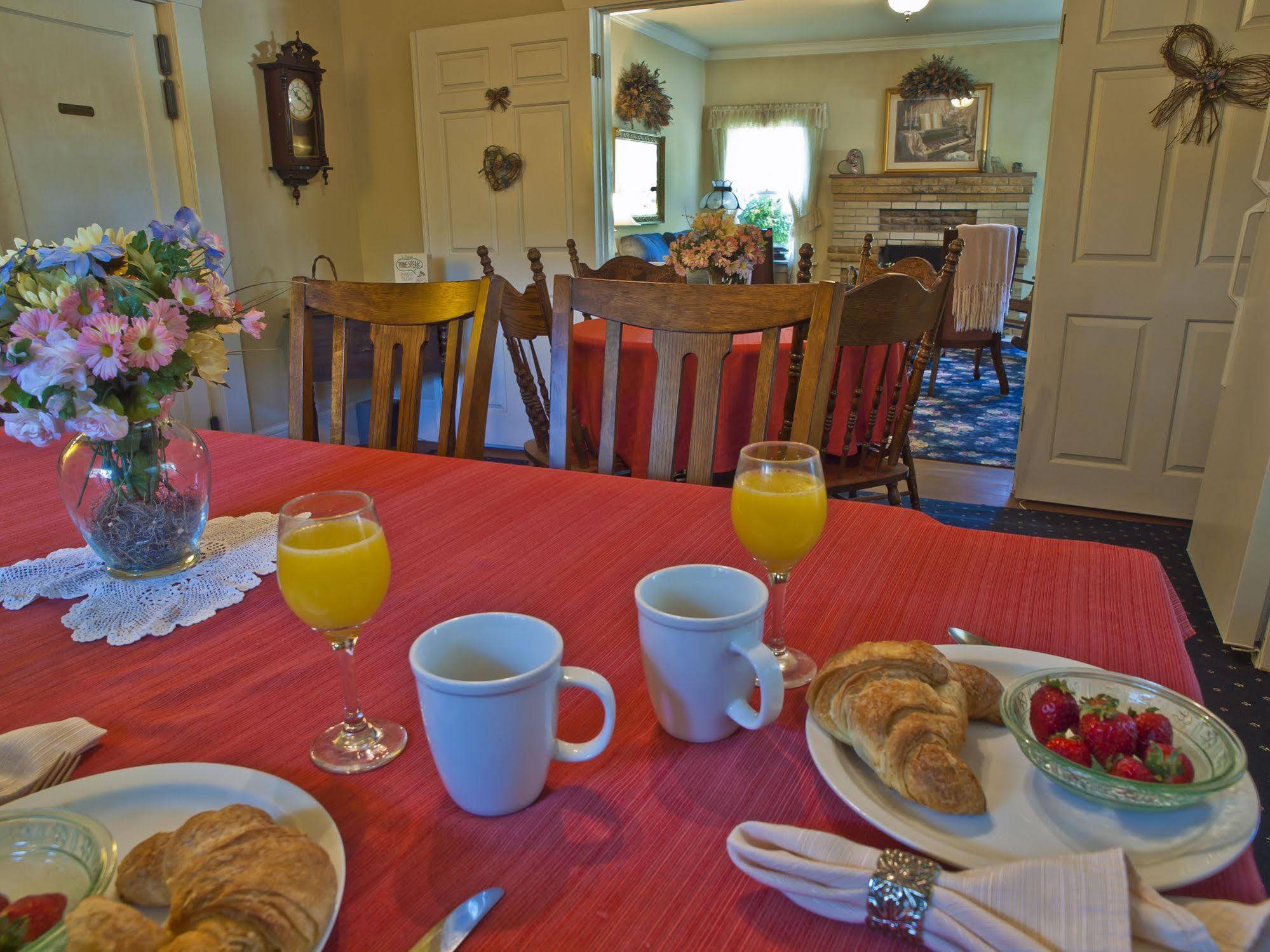 Shady Oaks Country Inn St. Helena Restaurant foto